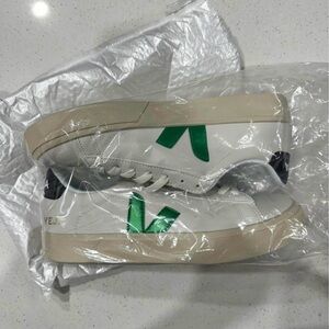 Women’s Vejas (Brand New)